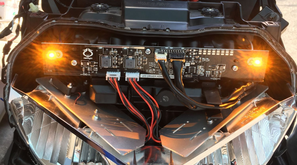 5 giải pháp tăng sáng cho đèn xe máy an toàn, tiết kiệm nhất 2026 13 Gắn mạch tăng sáng cho đèn LED zin 3