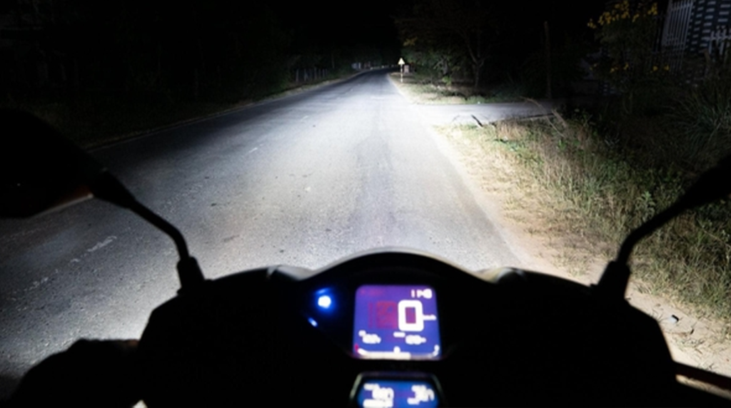 5 giải pháp tăng sáng cho đèn xe máy an toàn, tiết kiệm nhất 2026 12 Gắn mạch tăng sáng cho đèn LED zin 3